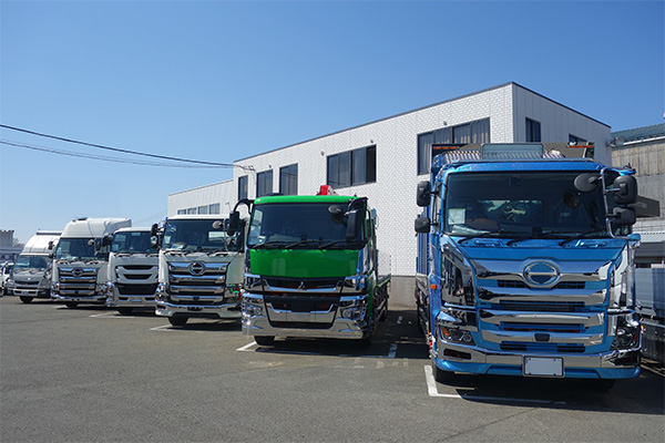 社屋の前にトラックが並んだ様子